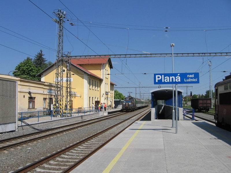 photo114.jpg - Planá nad Lužnicí - na 3.SK / 1. nástupiště Os vlak s 210.039-4