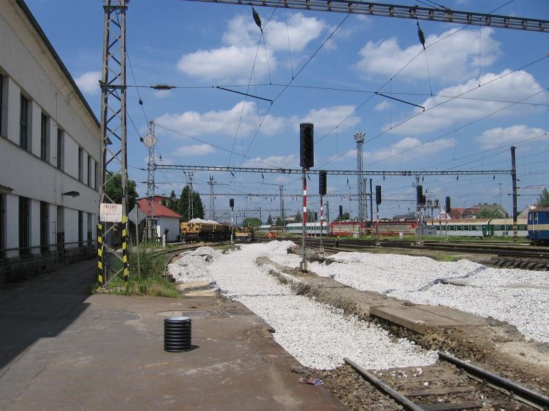 003_CB_os_n_20080701.jpg - České Budějovice, osobní nádraží, štěrk je nasypán všude…