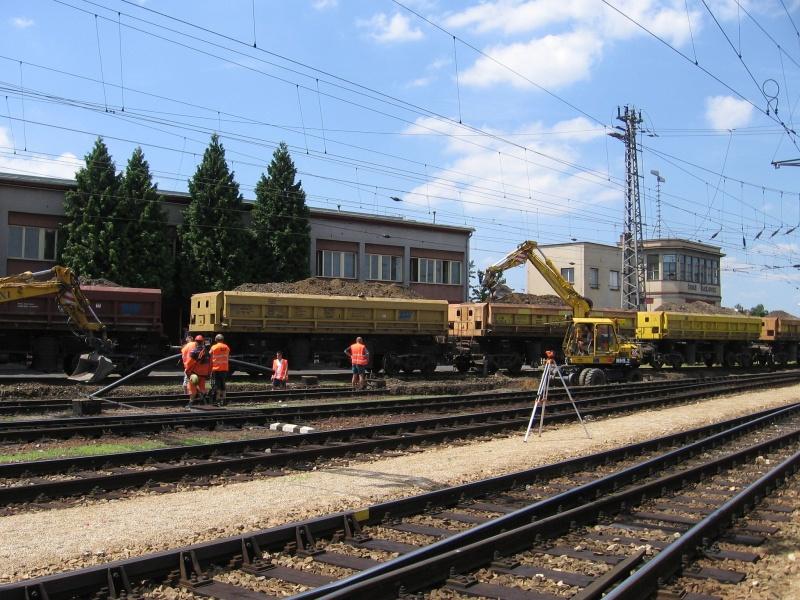 008_CB_os_n_20080701.jpg - České Budějovice, osobní nádraží, vytěžená zemina se nakládá do dumpcarů