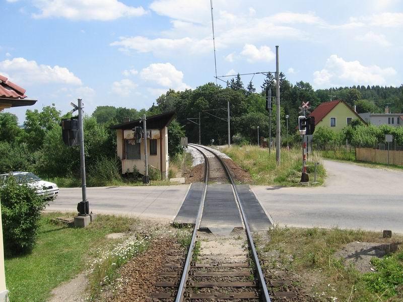 084.jpg - Včelná, přejezd přes bývalou E14, dnes silnice III. třídy 00354 (bývalé závorářské stanoviště)