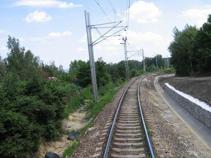 097.jpg - a aby zahrádkářům nebylo líto, tak jim postavíme zeď taky… mmch zmizelo pružné upevnění