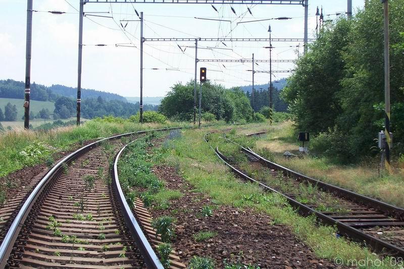 jesetice_04.jpg - vlevo hlavní traťová kolej ve stanici Ješetice, pohled směrem na Červený Újezd (Tábor). Stanice (budova) je za obloukem.
