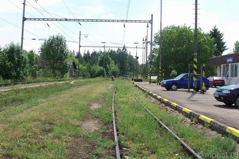 jesetice_13.jpg - v pozadí železniční přejezd, těsně u stanice Ješetice. Silnice vedoucí z Miličína (ale také ze Smilkova a Votic) do Červeného Újezdu a dále na Střezimíř. Pohled směrem na Střezimíř (Tábor)
