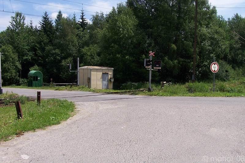 jesetice_29.jpg - železniční přejezd u stanice Ješetice. Silnice vpravo pokračuje na Červený Újezd, na silnici vlevo těsně za železničním přejezdem je křižovatka, kde můžete pokračovat buď na Miličín nebo na Smilkov a Votice.