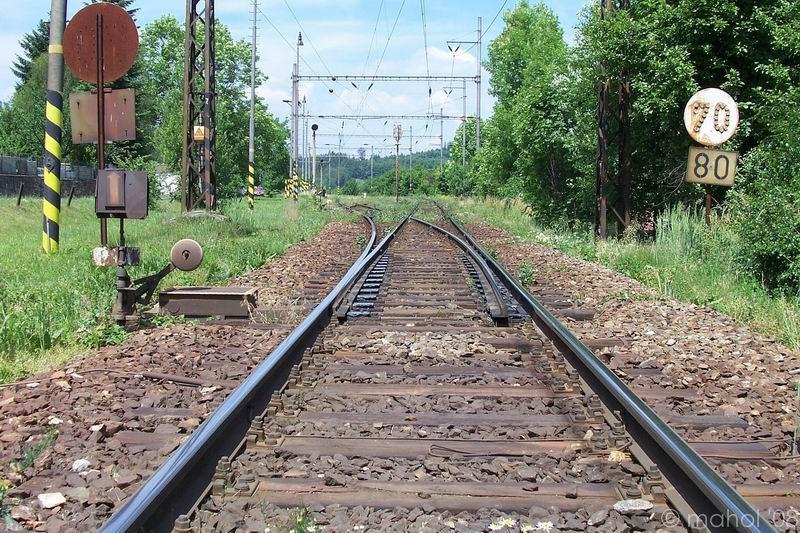 jesetice_34.jpg - pohled z železničního přejezdu na zhlaví a stanici Ješetice, směrem na Heřmaničky (Benešov u Prahy)