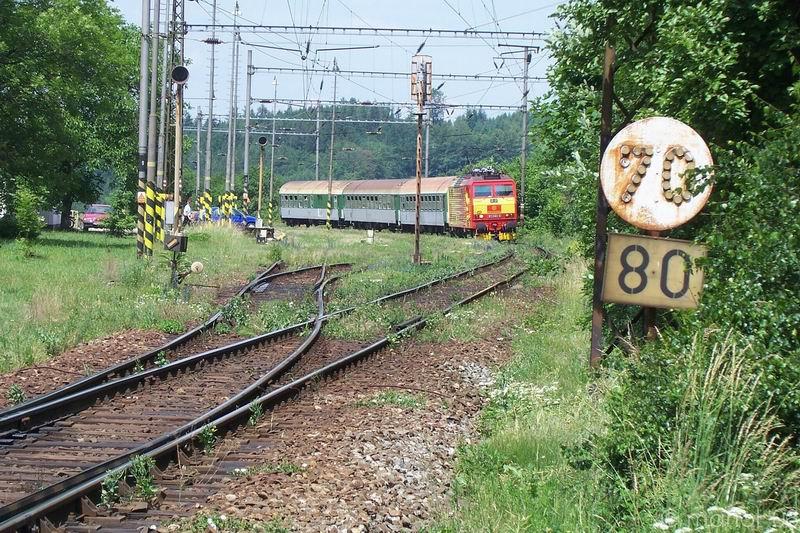 jesetice_36.jpg - příjezd osobního vlaku (Benešov u Prahy - Tábor) do stanice Ješetice
