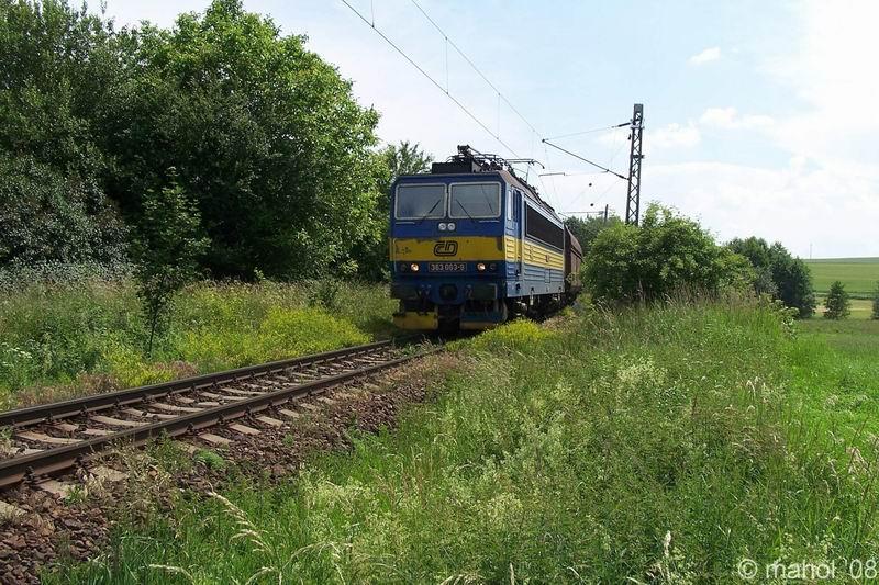 usek_st_cuj_13.jpg - "Eso" 363 063-9 v čele nákladního vlaku dokončuje první oblouk od stanice Střezimíř a pokračuje dále na Červený Újezd (Benešov u Prahy)