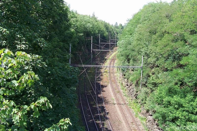 strezimir_07.jpg - Pohled ze silničního mostu, stanice Střezimíř se nachází za obloukem