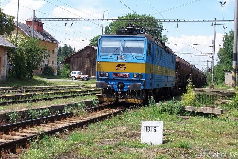 strezimir_19.jpg - Nákladní vlak ze směru Červený Újezd v čele "Eso" 363 075-3 vjíždí do stanice Střezimíř