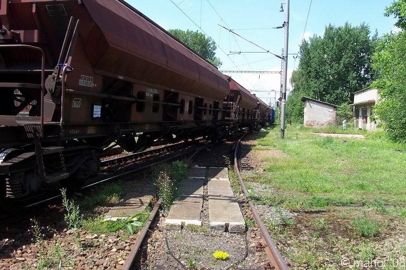 strezimir_23.jpg - Nákladní vlak byl pěkně dlouhý a tak mi "odřízl" cestu zpět k nádražní budově :-)