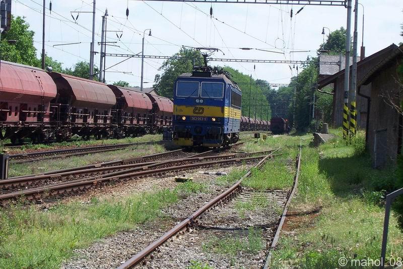 strezimir_34.jpg - "Eso" 363 063-9 najíždí ve stanici Střezimíř na nákladní vlak, který přijel od Tábora. Pohled směr Mezno (Benešov u Prahy)