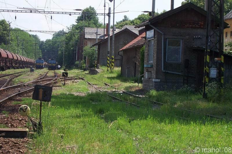 strezimir_39.jpg - Stanice Střezimíř, v pozadí obě "Esa", vpravo stavědlo St.2, pohled směrem na Mezno (Tábor)