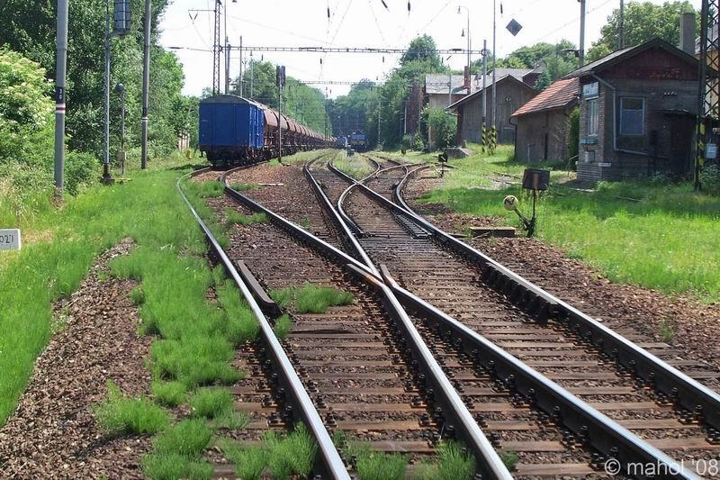 strezimir_43.jpg - Pohled ze zhlaví na stanici Střezimíř, v pozadí odjíždí "Eso" 363 074-6 po hlavní traťové koleji směrem na Mezno (Tábor)