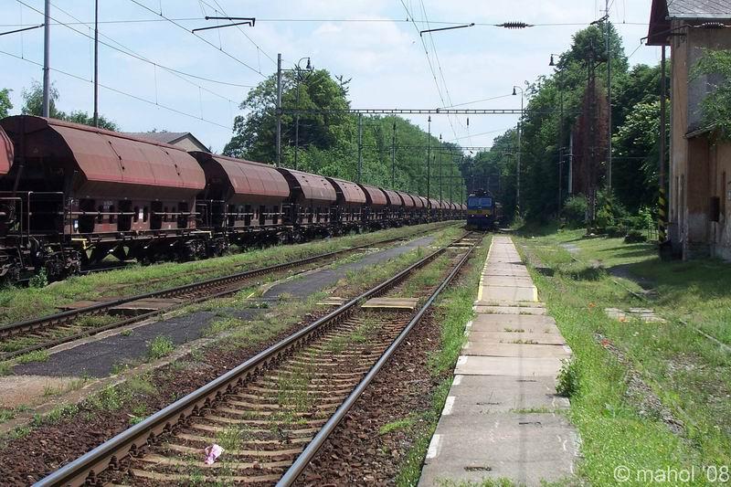 strezimir_46.jpg - Stanice Střezimíř, pohled směr Mezno (Tábor) zachycuje "zkompletovaný" nákladní vlak v čele s "Esem" 363 063-9