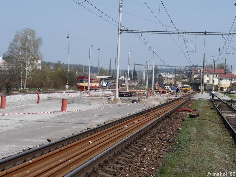 P1010869.jpg - Stanice Čerčany - vlevo provizorní nástupiště, vpravo staniční budova. Pohled od benešovského zhlaví