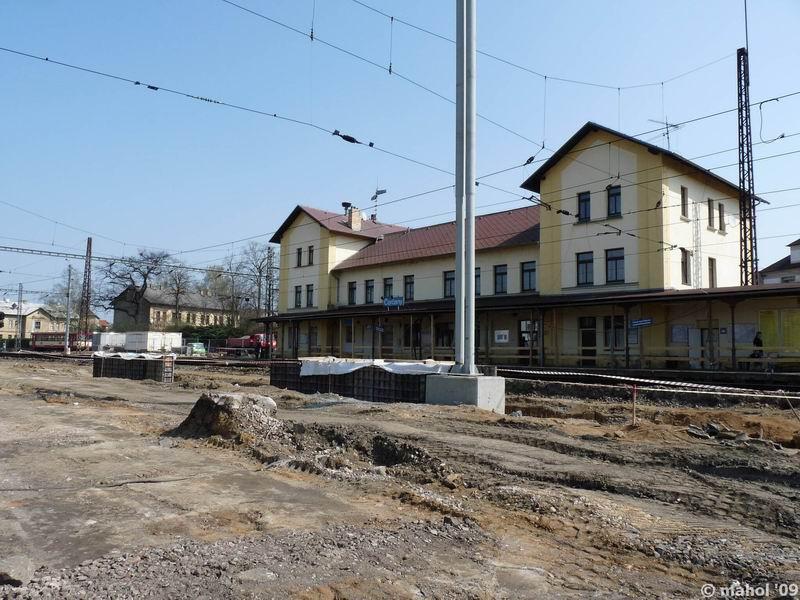 P1010906.jpg - budpucí nástupiště, nové sloupy pro trakční vedení a staniční budova v Čerčanech