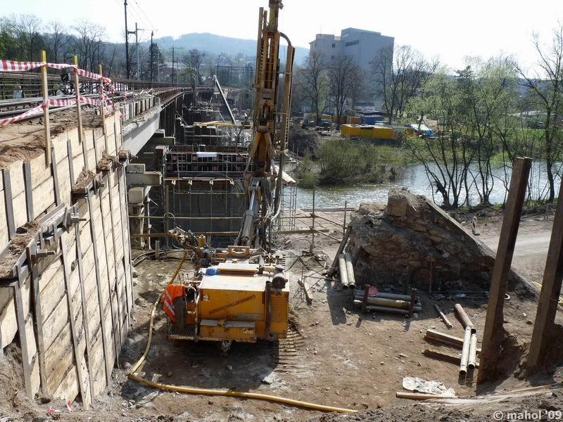 P1010970.jpg - práce na rekonstrukci mostu - pohled směrem od Pyšel