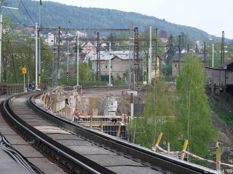 P1020482.jpg - práce na mostě přes řeku Sázavu - pohled směr stanice Čerčany (Benešov u Prahy)