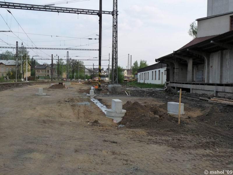P1020492.jpg - Pohled do stanice Čerčany od mostu, stavědlo St.2 je už dávno pryč