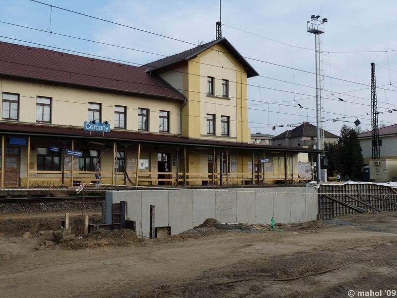 P1020498.jpg - část nového nástupiště a staniční budova v Čerčanech