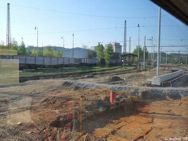 P1030215.jpg - nová konstrukce mostu dorazila do Čerčan - foceno z vlaku přes okno