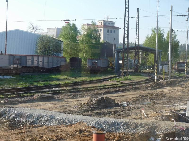 P1030216.jpg - nová konstrukce mostu v Čerčanech - foceno z vlaku přes okno