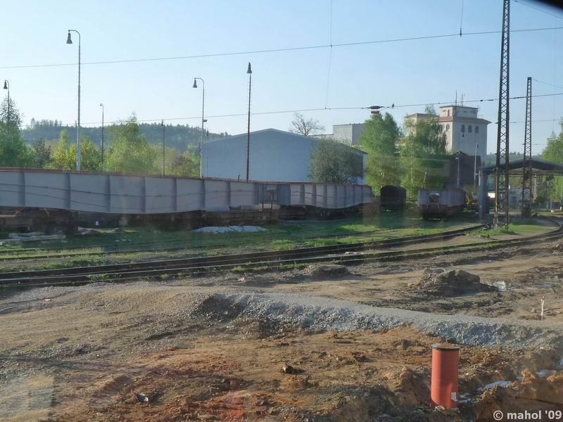 P1030217.jpg - nová konstrukce mostu v Čerčanech - foceno z vlaku přes okno