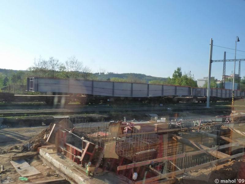 P1030219.jpg - nová konstrukce mostu v Čerčanech - foceno z vlaku přes okno