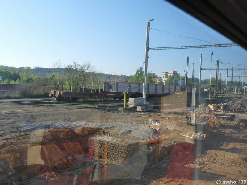 P1030220.jpg - nová konstrukce mostu v Čerčanech - foceno z vlaku přes okno