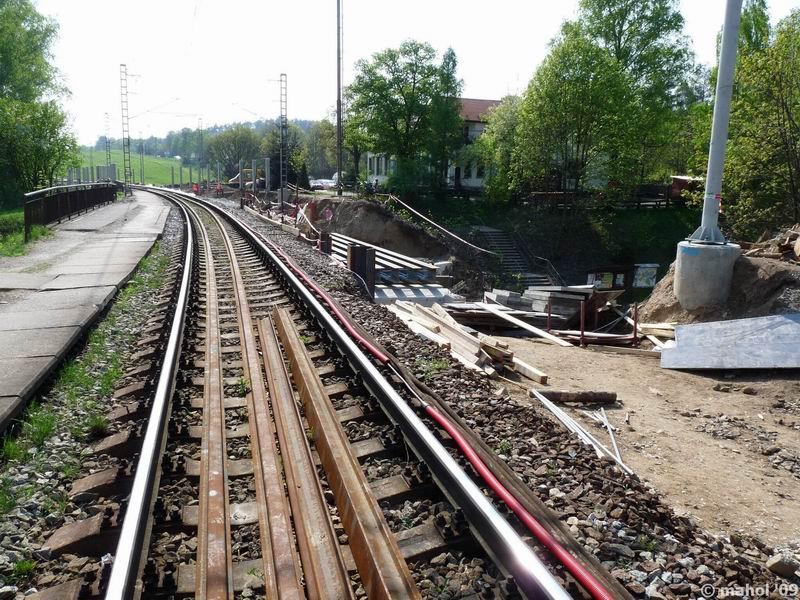 AP1030363.jpg - rekonstrukce mostu přes silnici v zastávce Pyšely - pohled směr Čerčany (Benešov u Prahy)