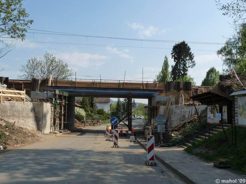 AP1030372.jpg - rekonstrukce mostu přes silnici na zastávce Pyšely - silnice pokračuje do Čerčan, vlevo směr Senohraby (Praha), vpravo směr Čerčany (Benešov u Prahy)