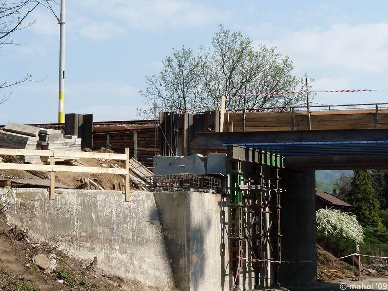 AP1030374.jpg - detail rekonstrukce mostu přes silnici na zastávce Pyšely - vlevo směr Senohraby (Praha), vpravo směr Čerčany (Benešov u Prahy)