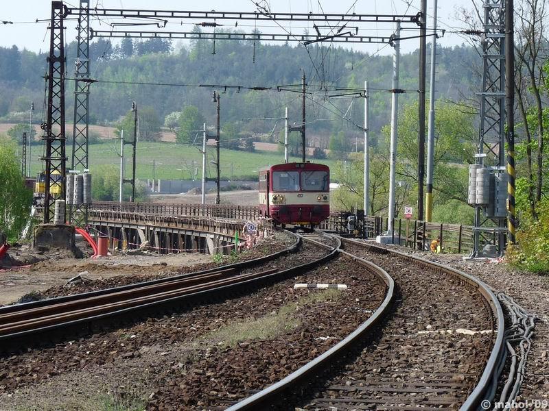 NP1030310.jpg - manipulační jízda "motoráčku", v pozadí nehoda nákladního vlaku - pohled směr Pyšely (Praha)