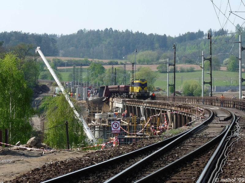 NP1030320.jpg - Nehoda nákladního vlaku na mostě v Čerčanech - pohled směr Pyšely (Praha)
