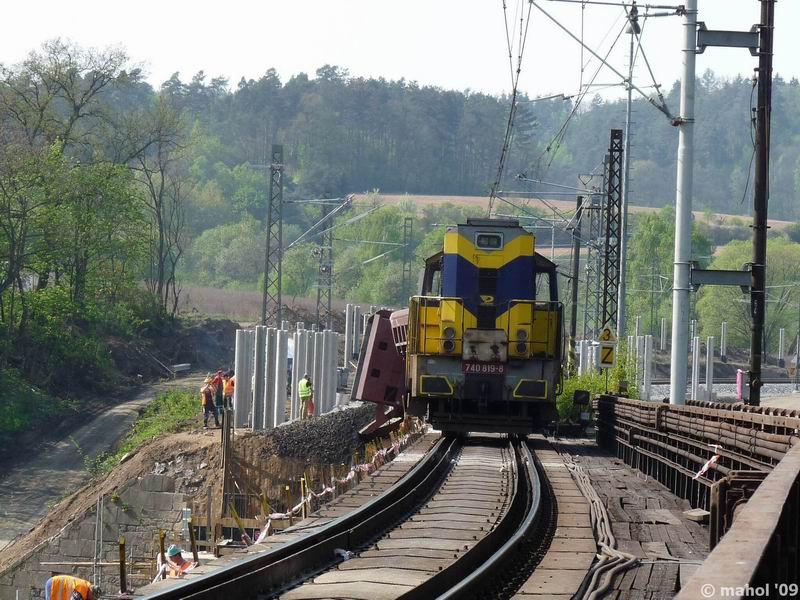 NP1030339.jpg - Nehoda nákladního vlaku na mostě v Čerčanech - pohled směr Pyšely (Praha)