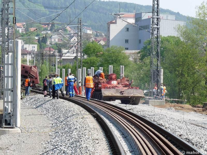 NP1030354.jpg - Nehoda nákladního vlaku na mostě v Čerčanech, na pomoc byla povolána i težká technika - pohled směr Čerčany (Benešov u Prahy)
