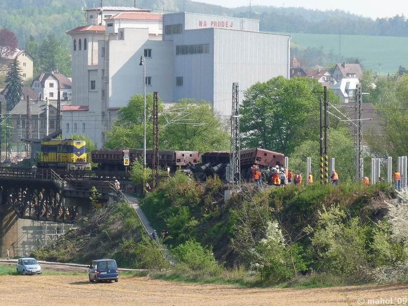 NP1030357.jpg - Nehoda nákladního vlaku na mostě v Čerčanech - pohled směr Čerčany (Benešov u Prahy)