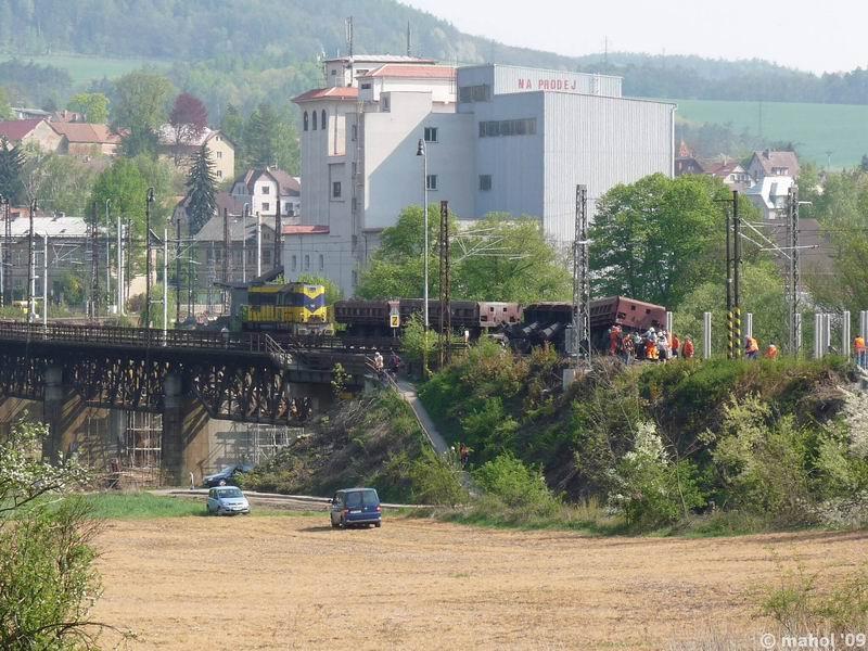 NP1030358.jpg - Nehoda nákladního vlaku na mostě v Čerčanech - pohled směr Čerčany (Benešov u Prahy)
