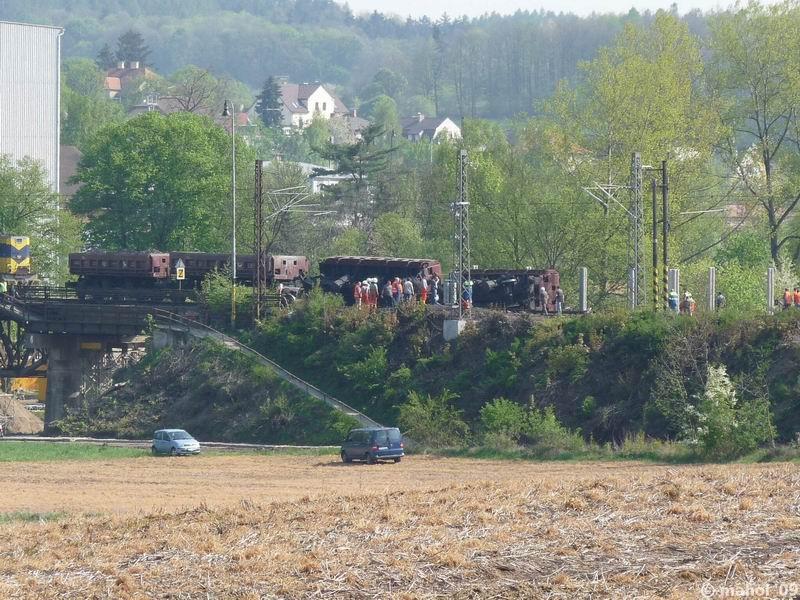 NP1030382.jpg - Nehoda nákladního vlaku na mostě v Čerčanech - pohled směr Čerčany (Benešov u Prahy)