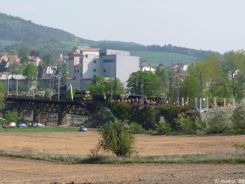 NP1030385.jpg - Nehoda nákladního vlaku na mostě v Čerčanech - pohled směr Čerčany (Benešov u Prahy)