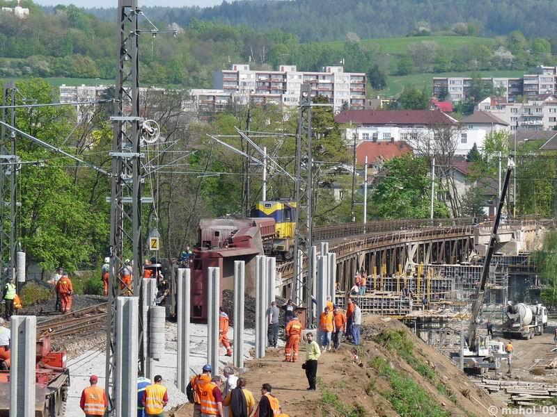 NP1030390.jpg - Nehoda nákladního vlaku na mostě v Čerčanech - pohled směr Čerčany (Benešov u Prahy)