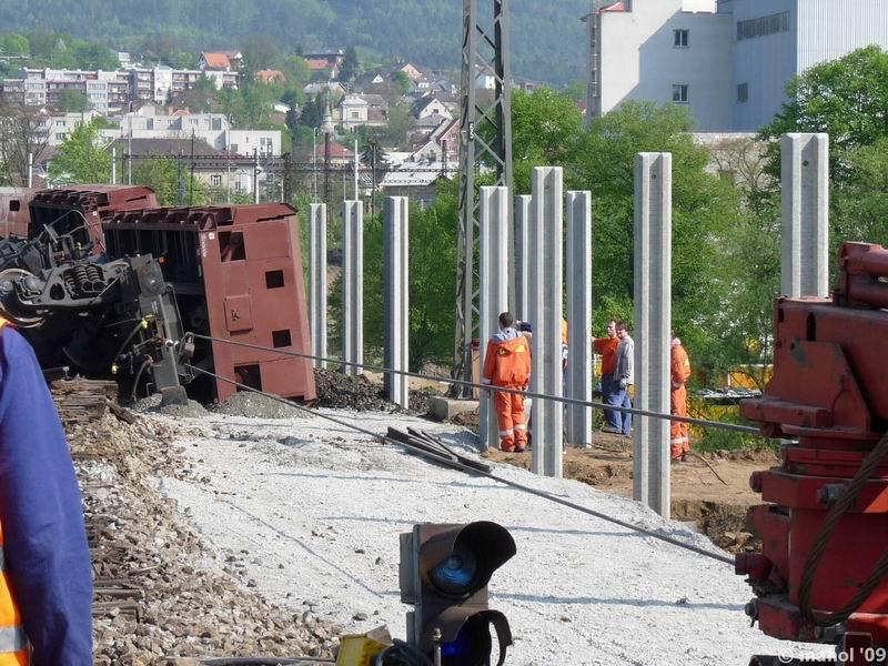 NP1030395.jpg - Nehoda nákladního vlaku na mostě v Čerčanech, na pomoc byla povolána i težká technika - pohled směr Čerčany (Benešov u Prahy)