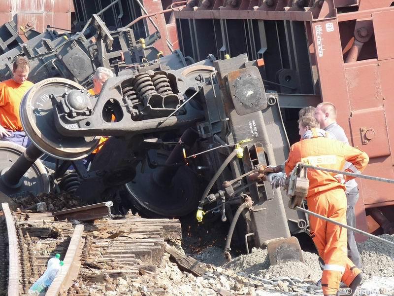 NP1030402.jpg - Nehoda nákladního vlaku na mostě v Čerčanech, autogen také pomáhal