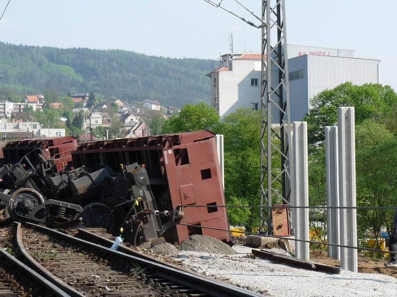 NP1030406.jpg - Nehoda nákladního vlaku na mostě v Čerčanech - pohled směr Čerčany (Benešov u Prahy)