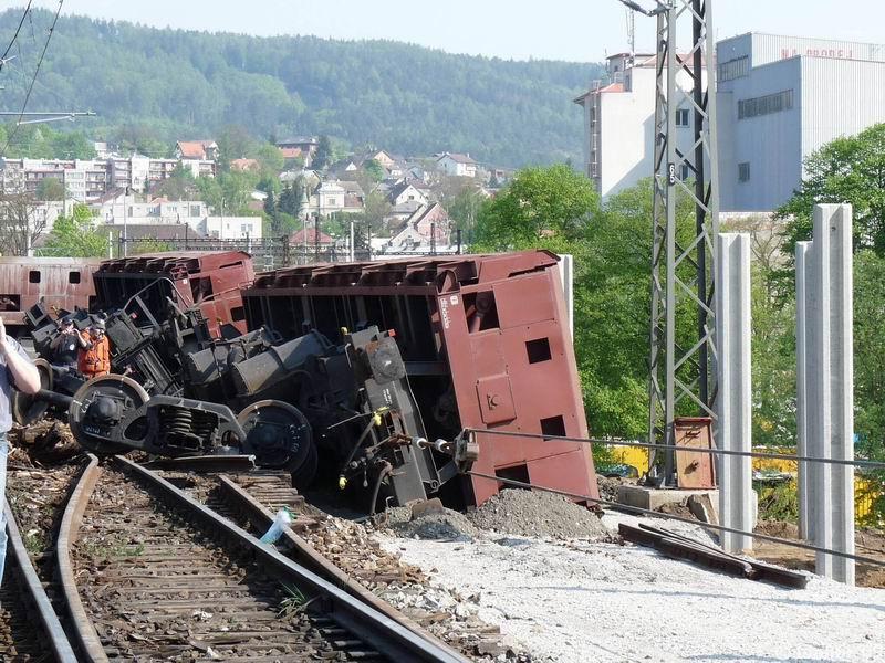NP1030407.jpg - Nehoda nákladního vlaku na mostě v Čerčanech - pohled směr Čerčany (Benešov u Prahy)