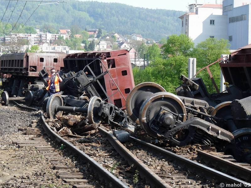NP1030413.jpg - Nehoda nákladního vlaku na mostě v Čerčanech - pohled směr Čerčany (Benešov u Prahy)