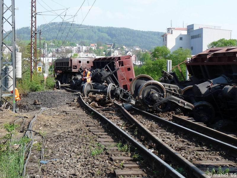 NP1030415.jpg - Nehoda nákladního vlaku na mostě v Čerčanech - pohled směr Čerčany (Benešov u Prahy)