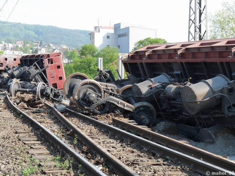 NP1030416.jpg - Nehoda nákladního vlaku na mostě v Čerčanech - pohled směr Čerčany (Benešov u Prahy)