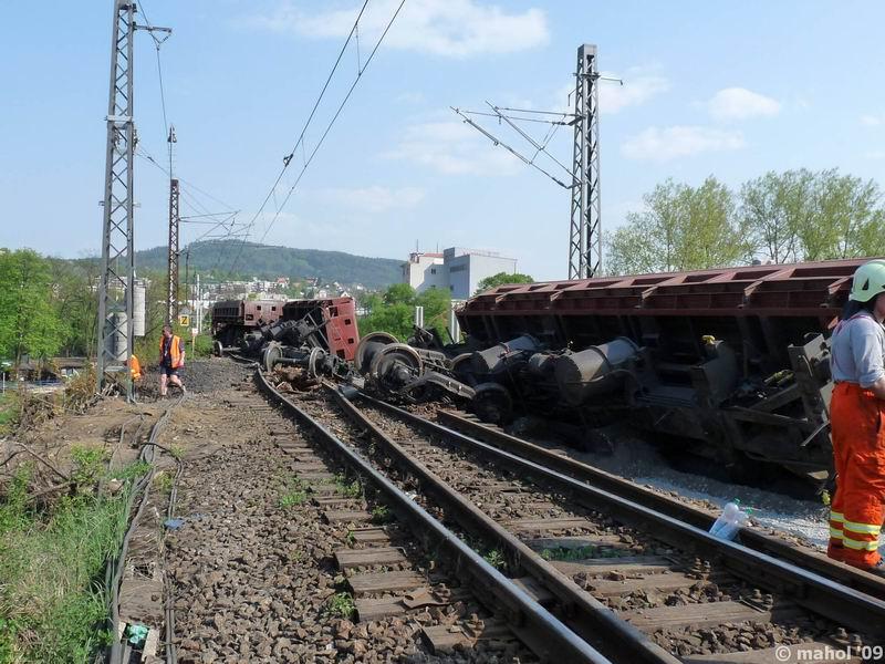 NP1030418.jpg - Nehoda nákladního vlaku na mostě v Čerčanech - pohled směr Čerčany (Benešov u Prahy)