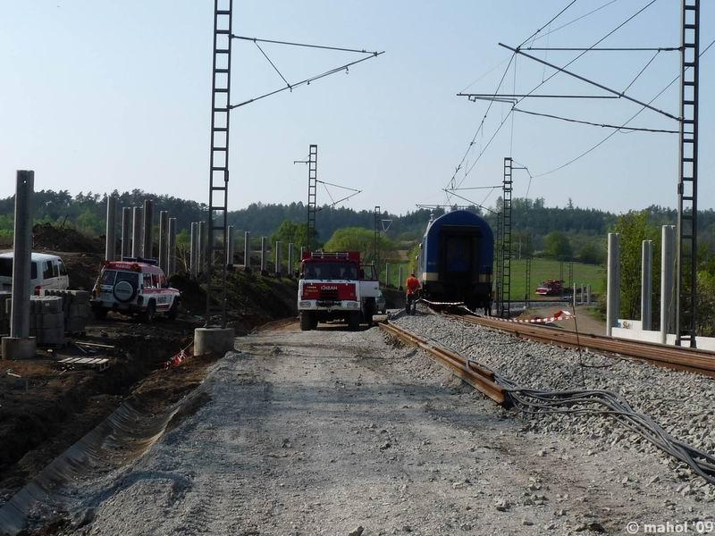 NP1030422.jpg - Nehoda nákladního vlaku na mostě v Čerčanech - pohled směr Pyšely (Praha)